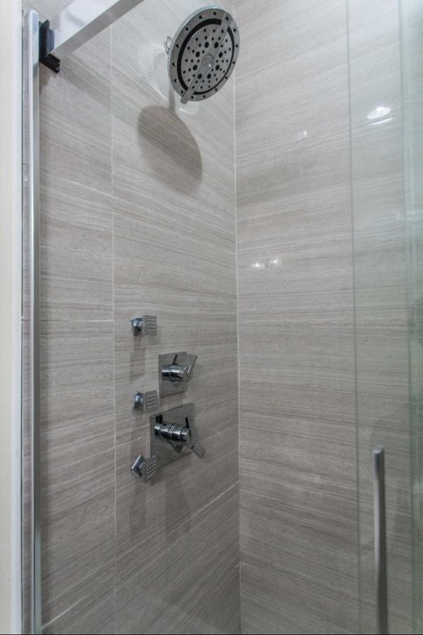 The Double Play - 1 Min Walk To Wrigley! Spacious 2Br - Perfect For Cubs Fans! Chicago Bagian luar foto