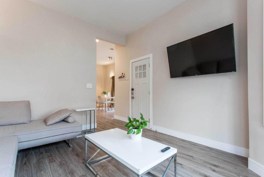 The Double Play - 1 Min Walk To Wrigley! Spacious 2Br - Perfect For Cubs Fans! Chicago Bagian luar foto