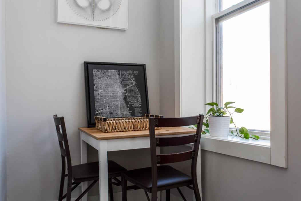 The Double Play - 1 Min Walk To Wrigley! Spacious 2Br - Perfect For Cubs Fans! Chicago Bagian luar foto