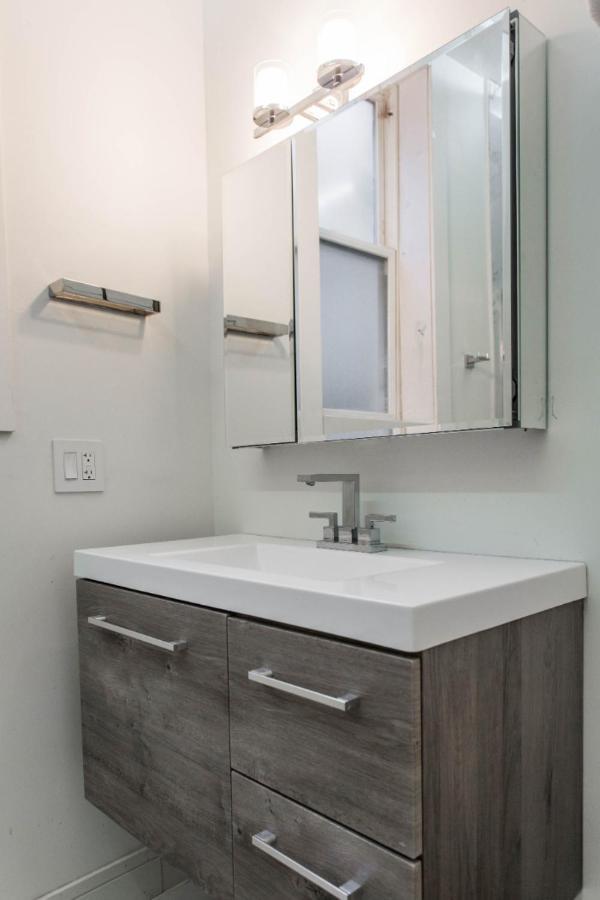 The Double Play - 1 Min Walk To Wrigley! Spacious 2Br - Perfect For Cubs Fans! Chicago Bagian luar foto